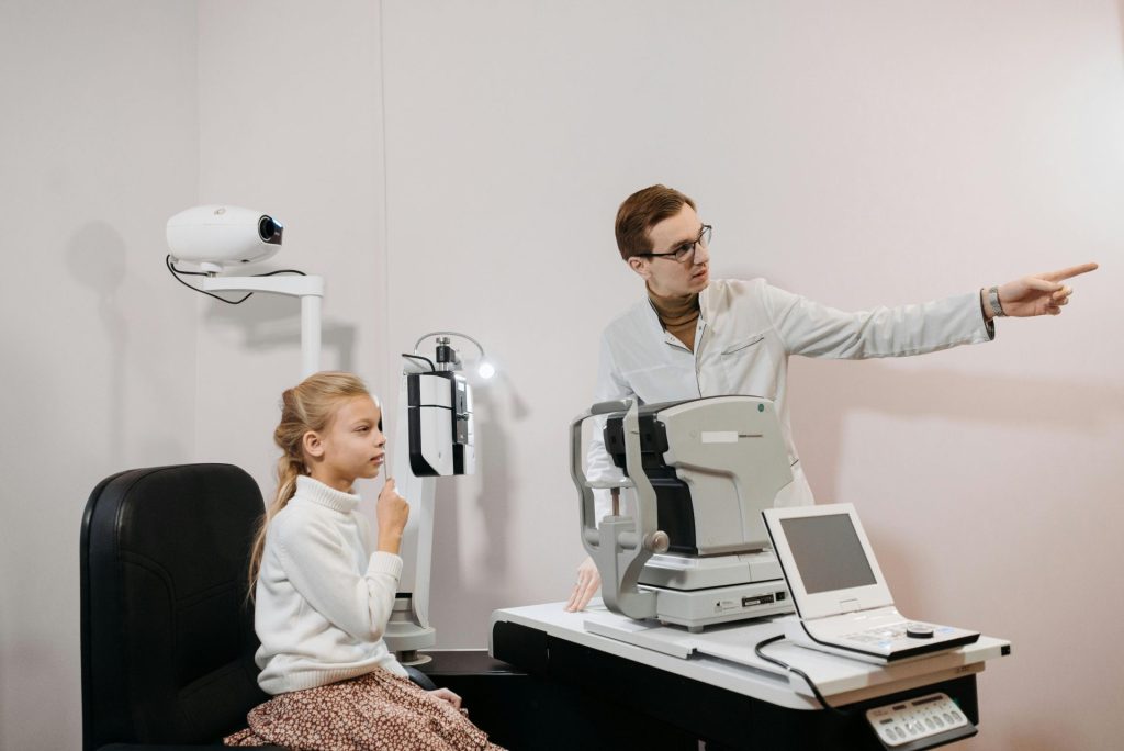 Une jeune fille est assise pendant un examen ophtalmologique dans une clinique.