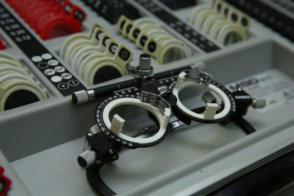 un gros plan d'une machine avec une paire de lunettes dessus