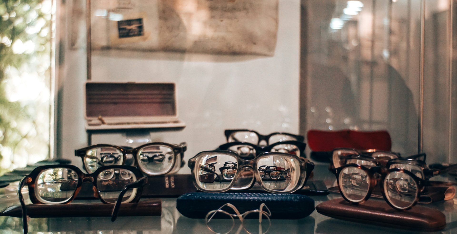Collection de lunettes vintage exposée dans un magasin.