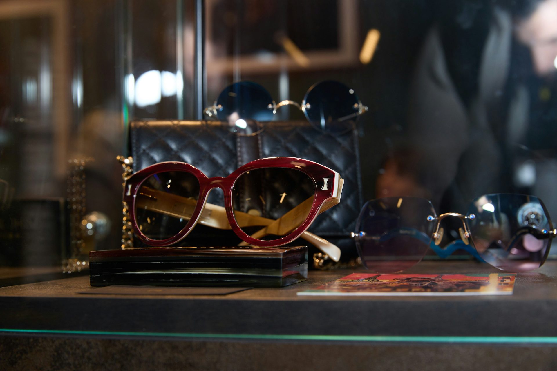 Lunettes de soleil élégantes exposées en vitrine.